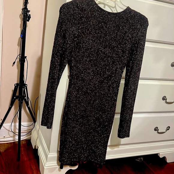 I’m selling this dress. - Picture 1 of 3